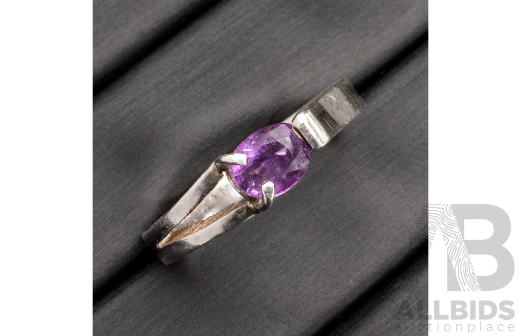 925 Sterling Silver Ring with Oval Amethyst