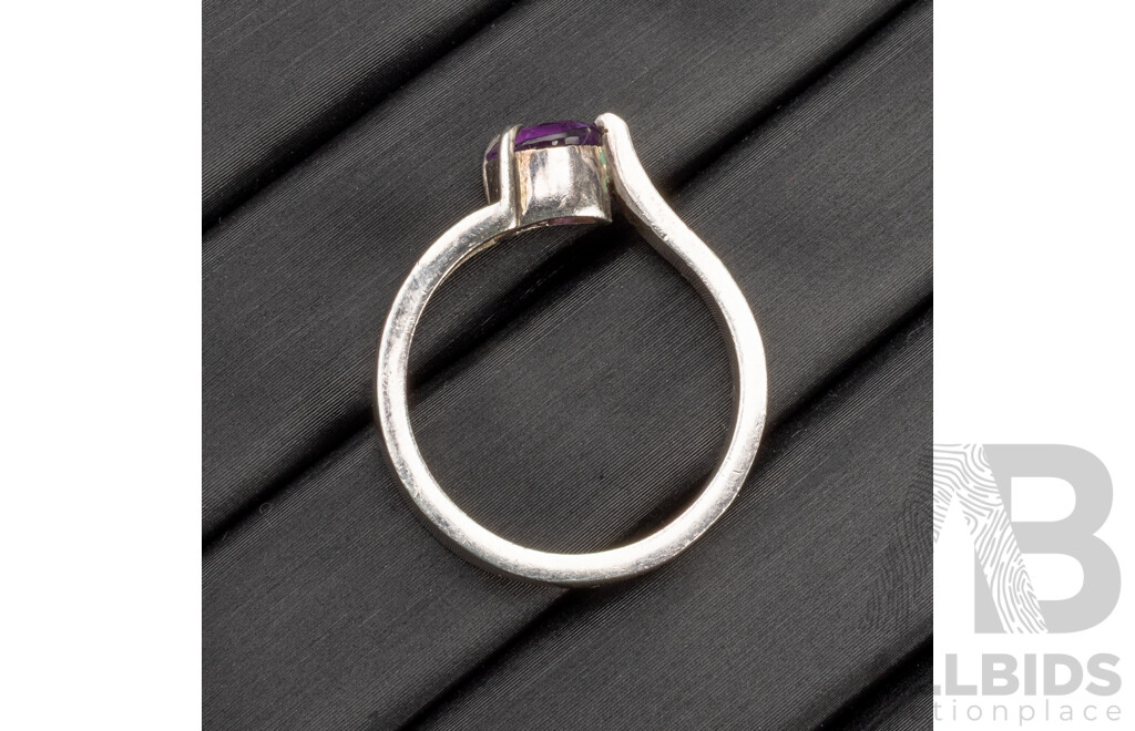925 Sterling Silver Ring with Oval Amethyst