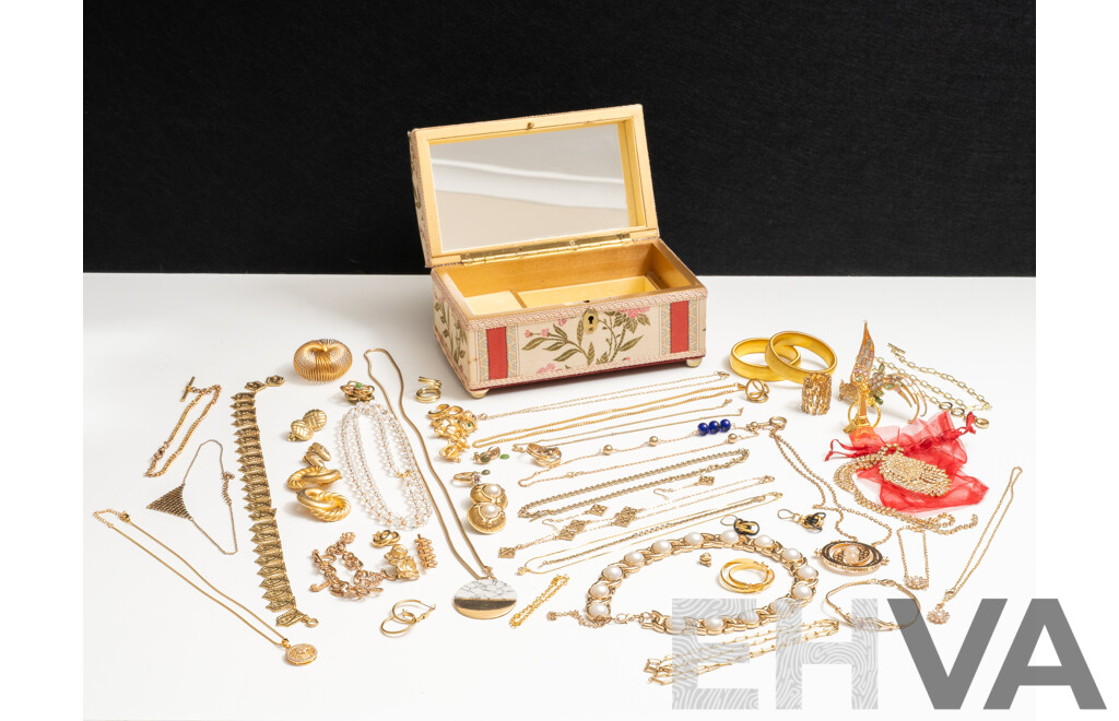Vintage Gold Tone Jewellery in Musical Jewel Box