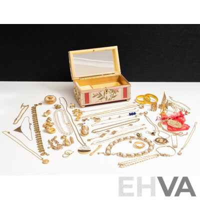 Vintage Gold Tone Jewellery in Musical Jewel Box