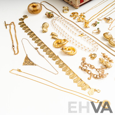 Vintage Gold Tone Jewellery in Musical Jewel Box