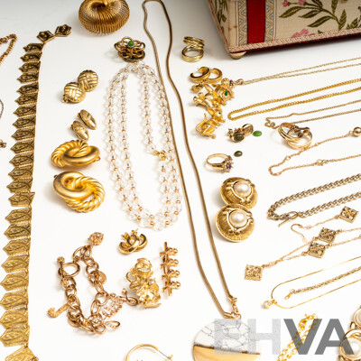 Vintage Gold Tone Jewellery in Musical Jewel Box