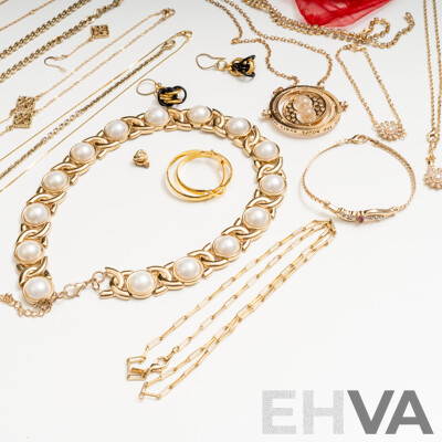 Vintage Gold Tone Jewellery in Musical Jewel Box
