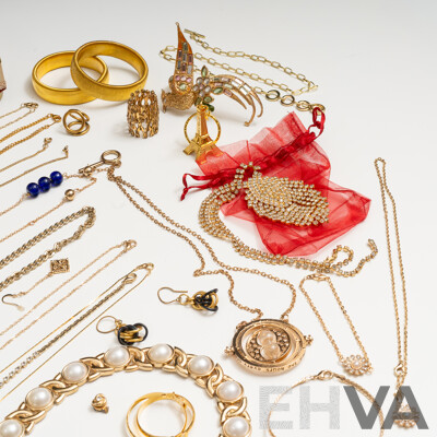 Vintage Gold Tone Jewellery in Musical Jewel Box