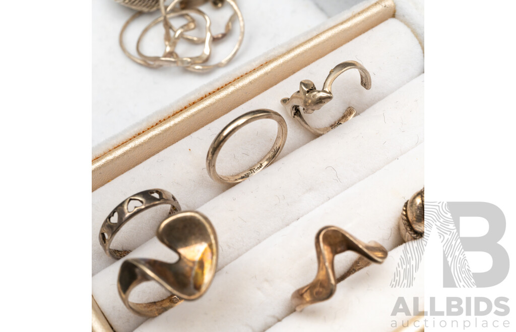 Collection of Sterling Silver Jewellery Including Mesh Ring, Other Rings and Pendants, 42.91 Grams