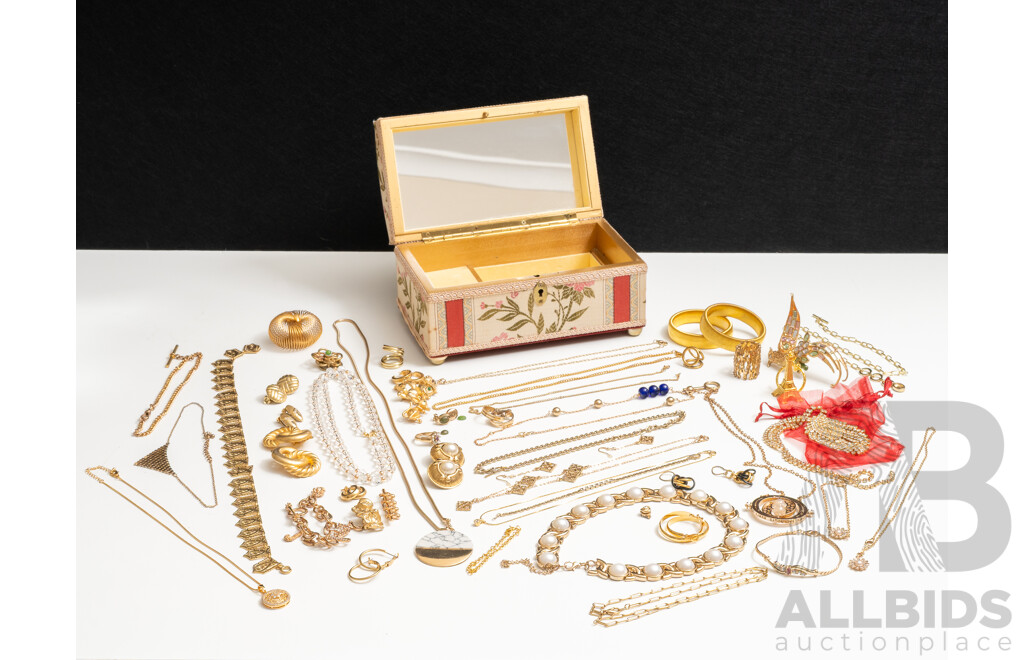 Vintage Gold Tone Jewellery in Musical Jewel Box