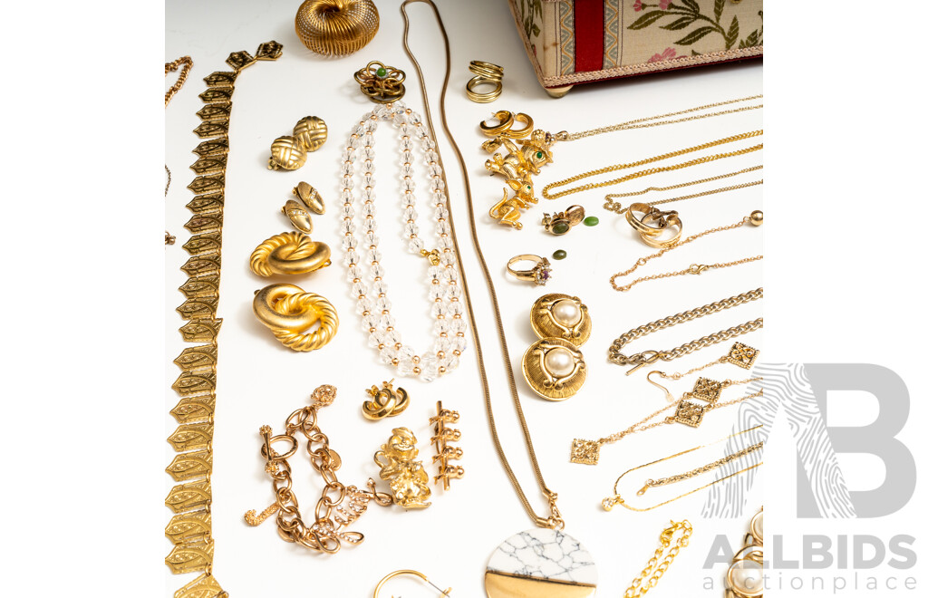 Vintage Gold Tone Jewellery in Musical Jewel Box