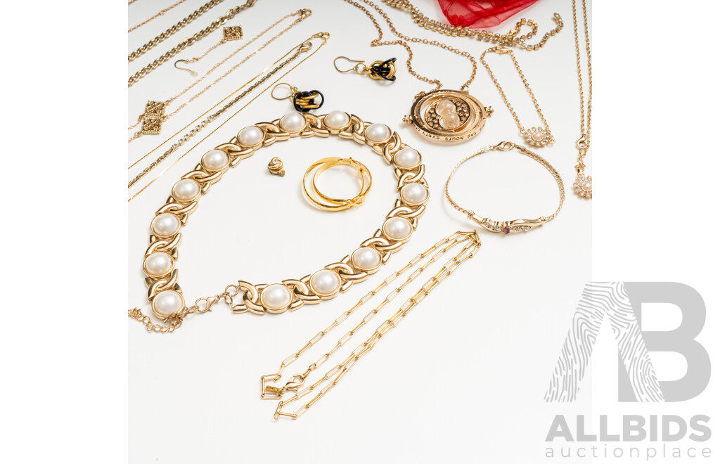 Vintage Gold Tone Jewellery in Musical Jewel Box