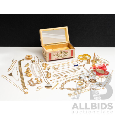 Vintage Gold Tone Jewellery in Musical Jewel Box
