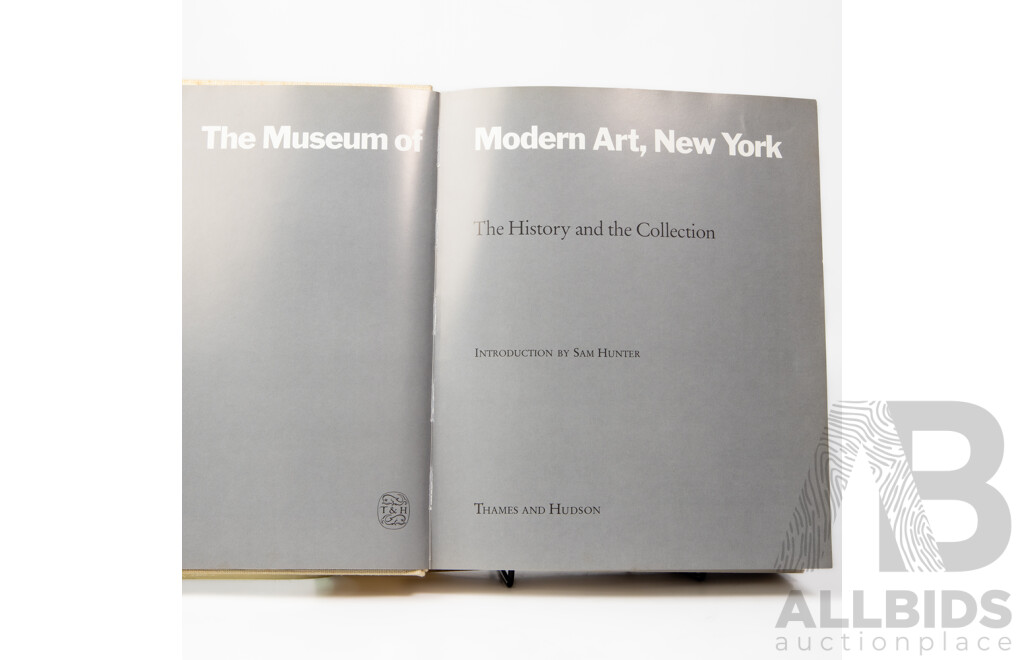 The Museum of Modern Art (Thames & Hudson Hard Cover with Dust Jacket, 1984 First Edition), 30 x 25 x 6 cm