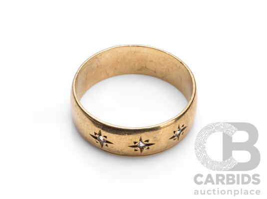 9ct Yellow Gold & White Quartz Wedder - Size O