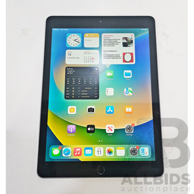 Apple (A1822) 9.7-Inch Wifi 32GB IPad (5th Generation)