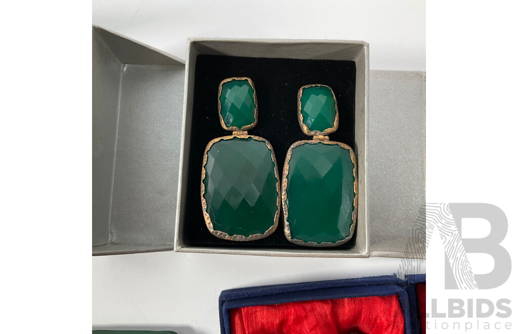 Australian RAM 2007 Coloured One Dollar, Big Belly Seahorse, Vintage Renniks Coin Album, Carved Stone Foo Dogs, Vintage Green Earrings, Army Style Steel ID Tag