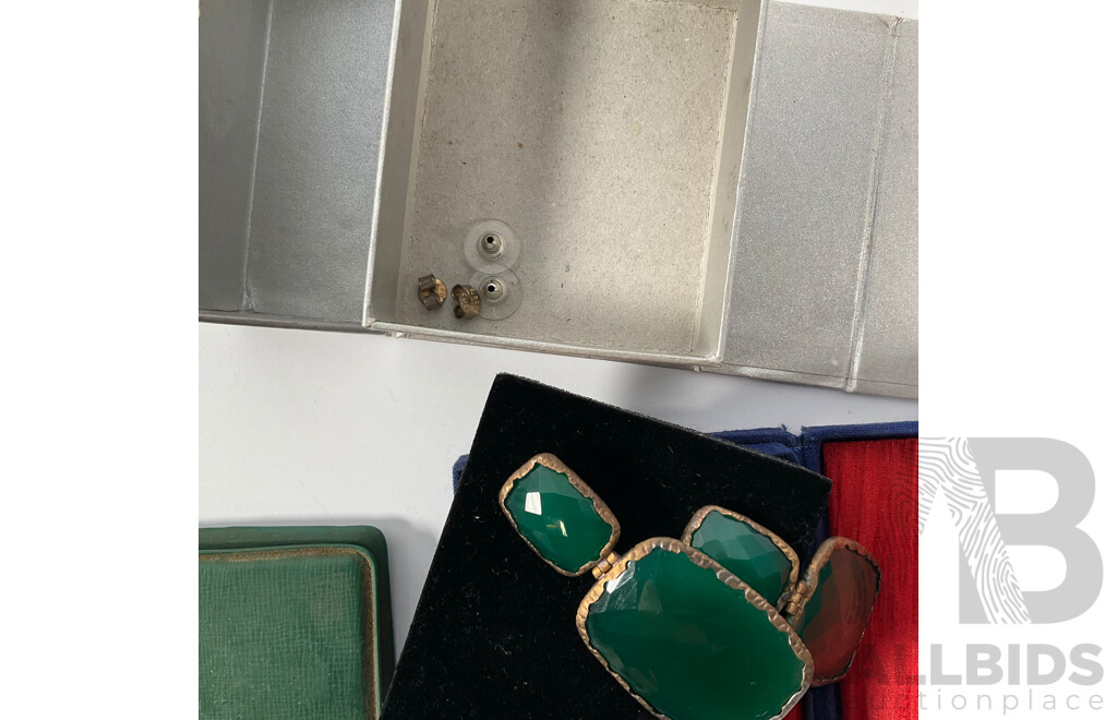 Australian RAM 2007 Coloured One Dollar, Big Belly Seahorse, Vintage Renniks Coin Album, Carved Stone Foo Dogs, Vintage Green Earrings, Army Style Steel ID Tag