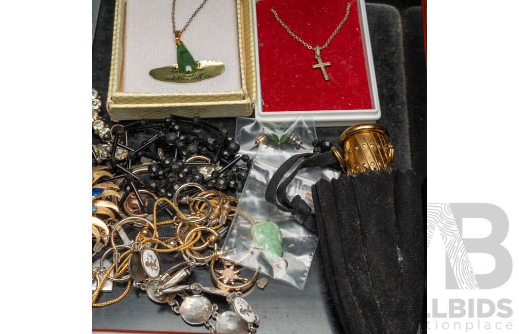 Laquered Wood Trinket Box with Fitted Lid & Collection of Vintage Jewellery Items