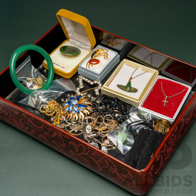 Laquered Wood Trinket Box with Fitted Lid & Collection of Vintage Jewellery Items