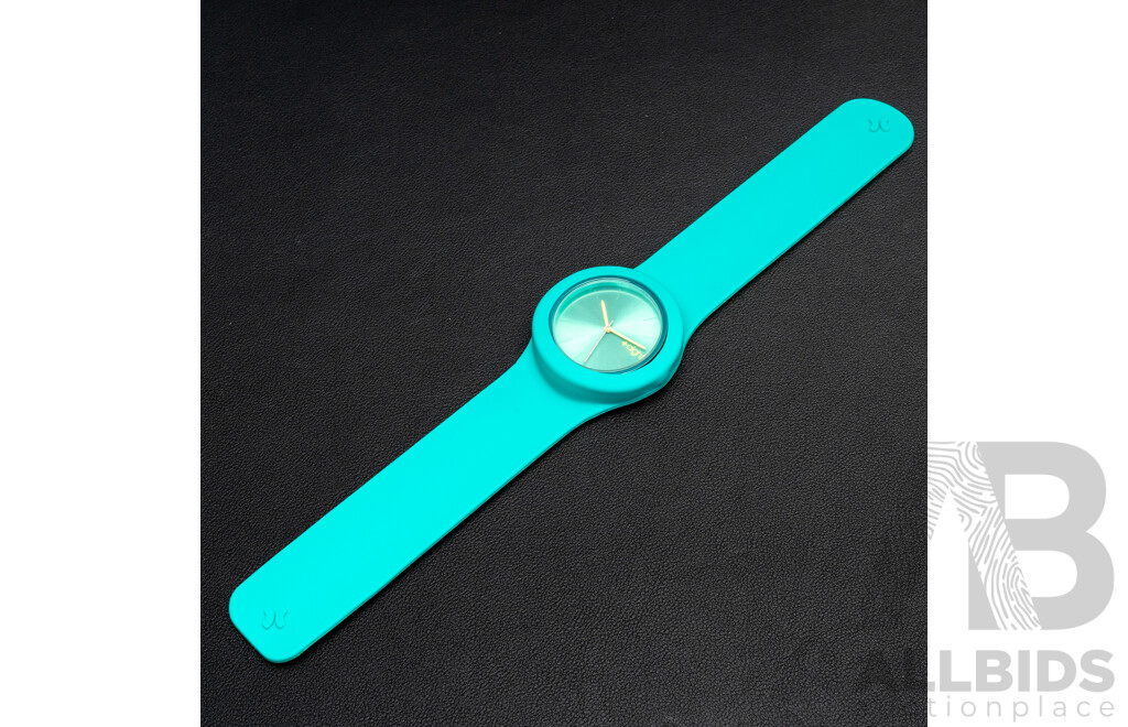 NEW - AIGHT 1am Analogue 42mm Watch with Silicon Wrist Band - green