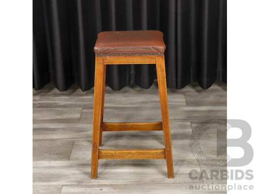 1662005 · Vintage Oak Leather Top Stool