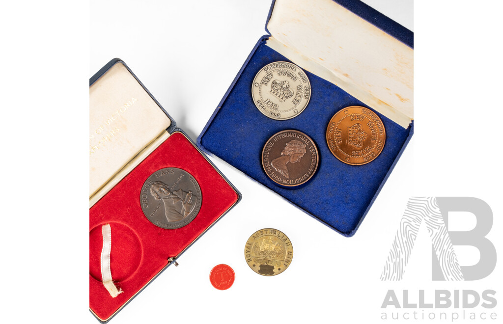 Australian 1980 Melbourne International Centenary Exhibition and 1985 Capricornia Coin Club Set, Numismatic Association of Victoria Medallion and Case, Vintage RAM Pin Badge, Commonwealth of Australia Plastic Tea Token