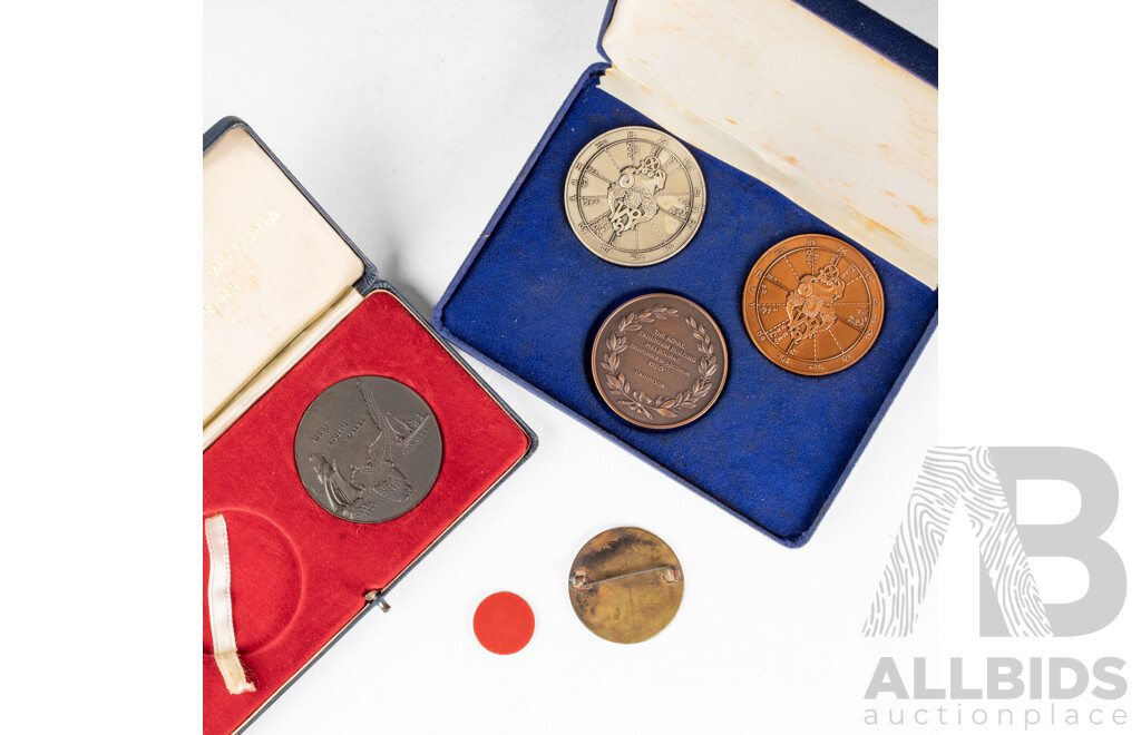 Australian 1980 Melbourne International Centenary Exhibition and 1985 Capricornia Coin Club Set, Numismatic Association of Victoria Medallion and Case, Vintage RAM Pin Badge, Commonwealth of Australia Plastic Tea Token