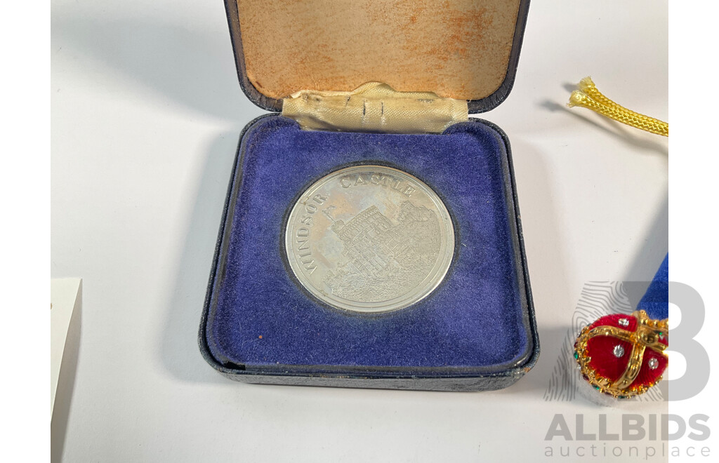 Tokelau Macquarie Mint Proof Gold Plated One Dollar, QE2 Coronation, UK Royal Mint 1980 Crown, Queen Mother 80th Birthday, 1979 Windsor Castle Coin, QE2 60th Birthday Medal, Mini Display Crown