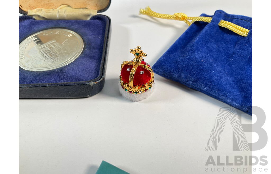 Tokelau Macquarie Mint Proof Gold Plated One Dollar, QE2 Coronation, UK Royal Mint 1980 Crown, Queen Mother 80th Birthday, 1979 Windsor Castle Coin, QE2 60th Birthday Medal, Mini Display Crown