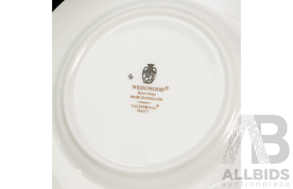 Wedgwood Bone China Eighteen-Piece ‘California’ Plate and Bowl Set with Three Matching Wedgwood Metallised Lidded Jugs