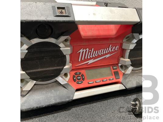 1662651 · MILWAUKEE Jobsite Radio (C12-28DCR)