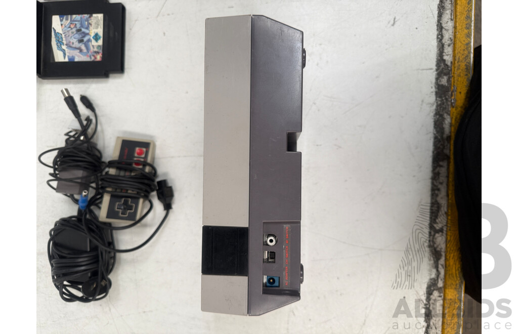 Nintendo Entertainment System - NESE-001 + 1x Controller + 5 Games + Av Controller