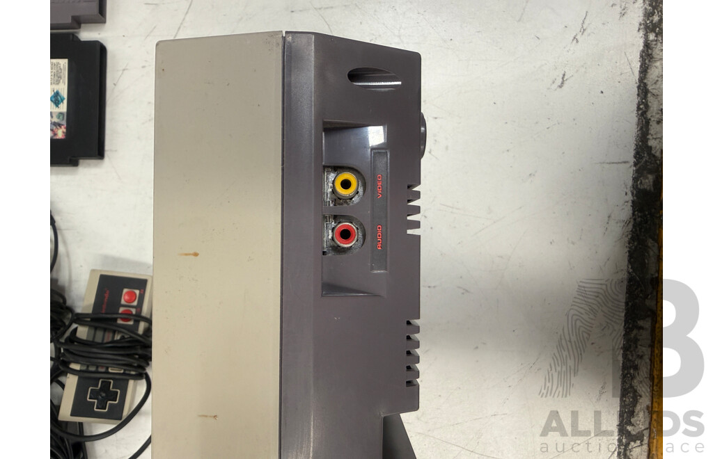 Nintendo Entertainment System - NESE-001 + 1x Controller + 5 Games + Av Controller