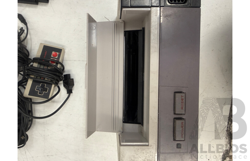 Nintendo Entertainment System - NESE-001 + 1x Controller + 5 Games + Av Controller