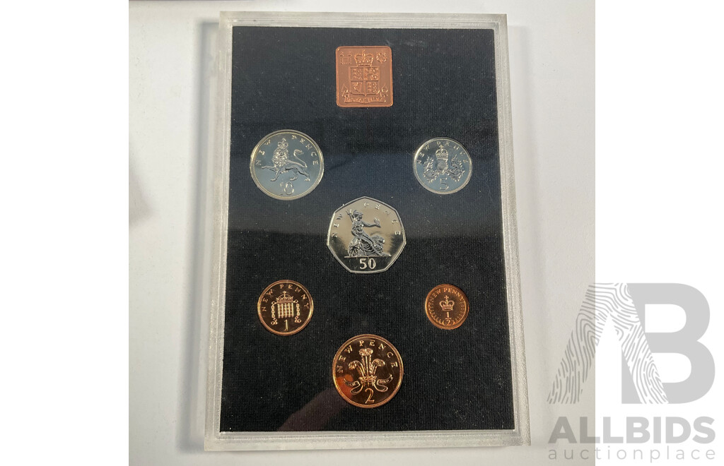 Great Britain and Northern Ireland 1971 Proof Decimal Coinage Set with USA 1993 Commemorative Stamp Album