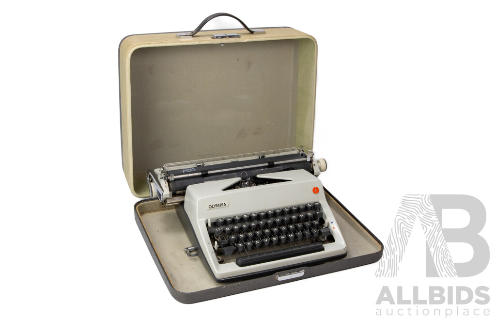 Wonderful Vintage Olympia SM9 (1970), 37H x 47W x 15D cm (case dimensions)
