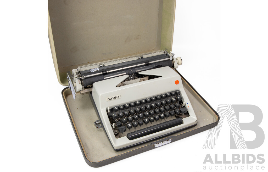 Wonderful Vintage Olympia SM9 (1970), 37H x 47W x 15D cm (case dimensions)