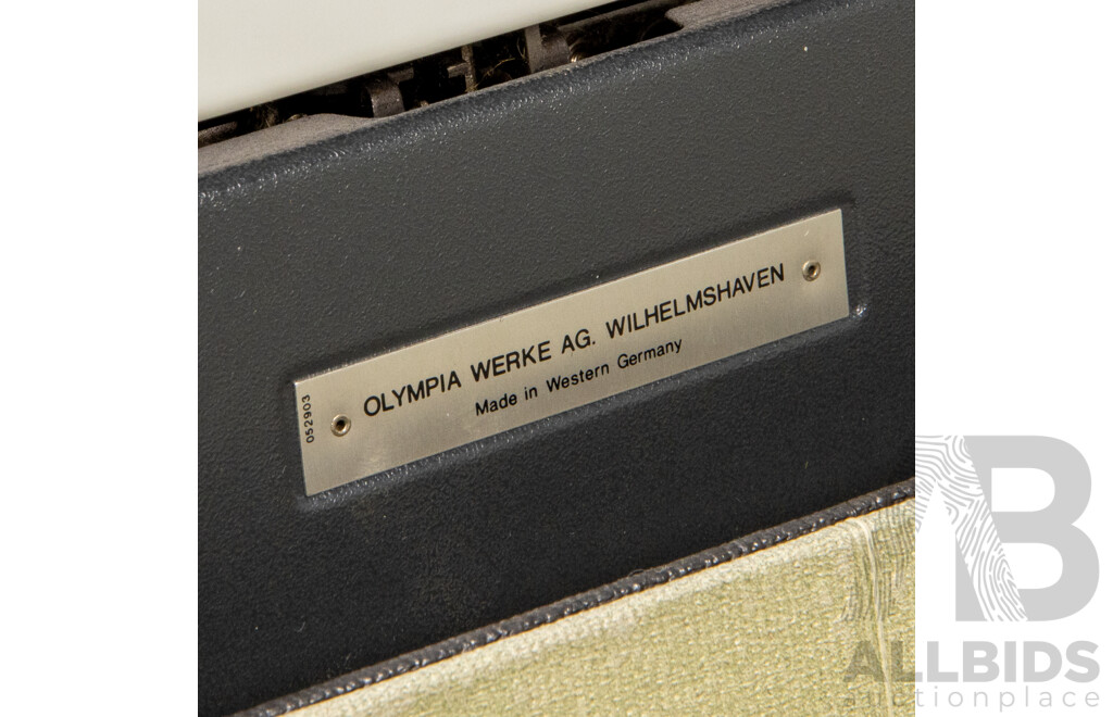Wonderful Vintage Olympia SM9 (1970), 37H x 47W x 15D cm (case dimensions)