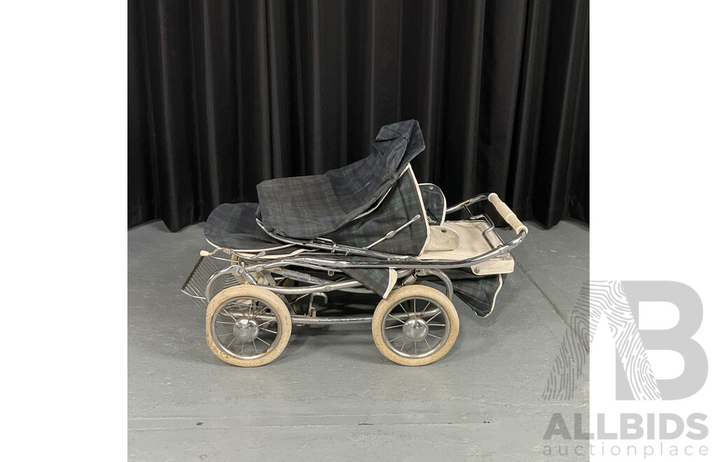 1960s Australian-made Steel Craft Pram with Detachable Bag and Foot Cover, 86L x 48W 53D Cm (approx when folded)