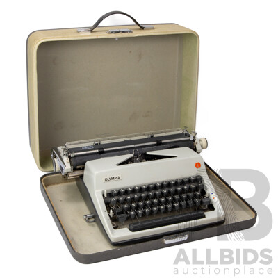 Wonderful Vintage Olympia SM9 (1970), 37H x 47W x 15D cm (case dimensions)