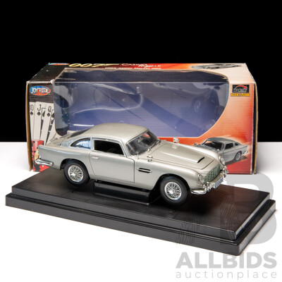 Joyride 1965 Aston Martin DB5 Silver Casino Royale 007 James Bond 1:18 Scale Model Car