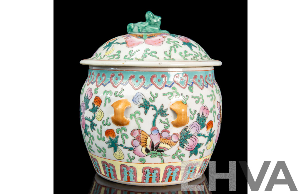 Chinese Famille Verte Storage Jar with Pixiu-Form Finial