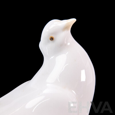 Retired Lladro Peaceful Dove Porcelain Sculpture (Model #1015). 