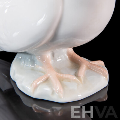 Retired Lladro Peaceful Dove Porcelain Sculpture (Model #1015). 