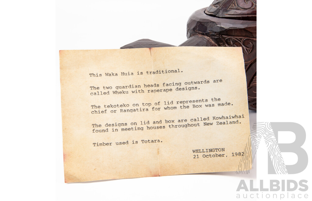 Large Maori Wakahuia Carved Wooden Feather/Treasure Box with Paua Inlay