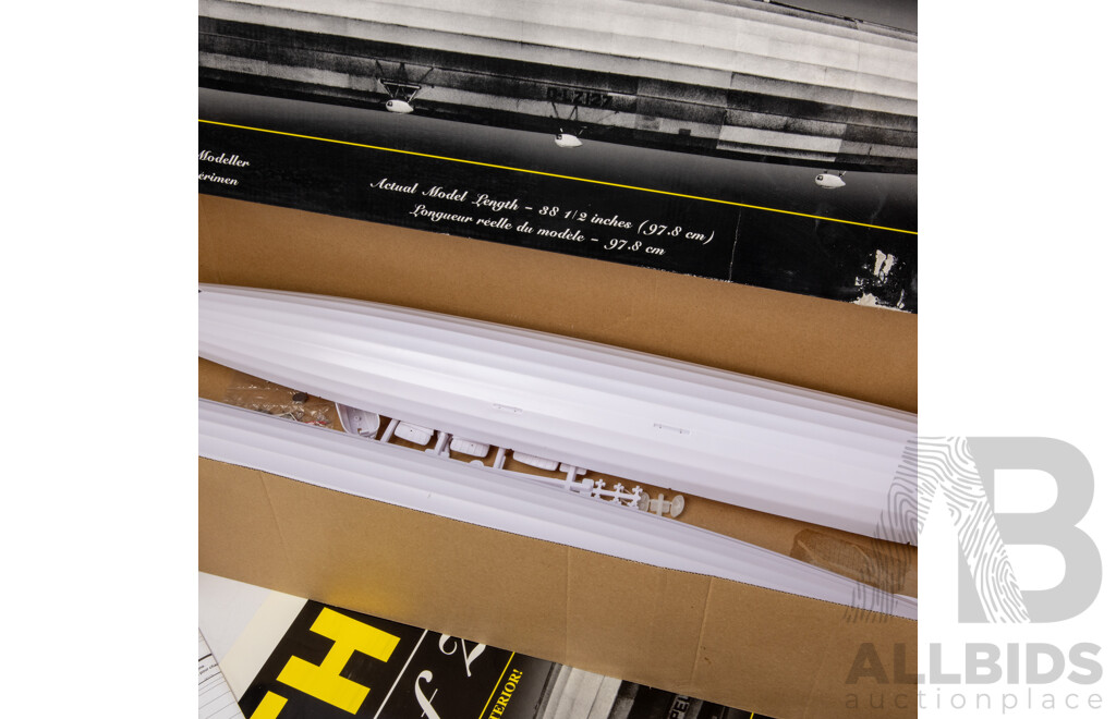 The Hawk Model Company Model Graf Zeppelin with Illuminated Detailed Interior 70816 - 1:245 Scale