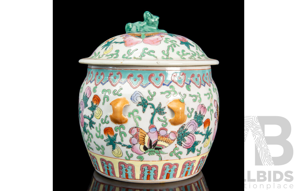 Chinese Famille Verte Storage Jar with Pixiu-Form Finial