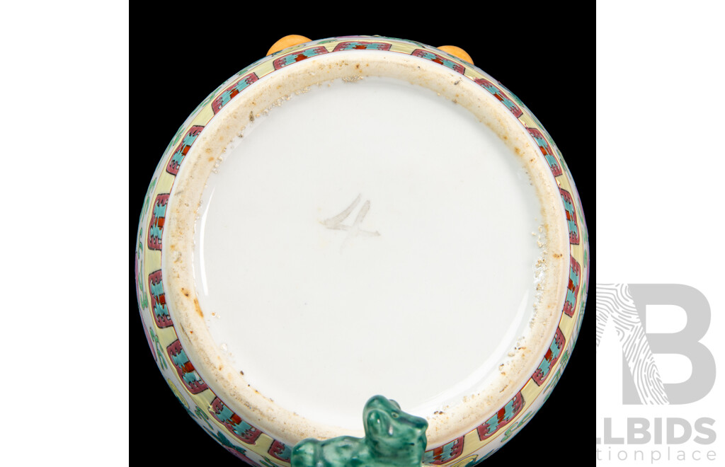 Chinese Famille Verte Storage Jar with Pixiu-Form Finial