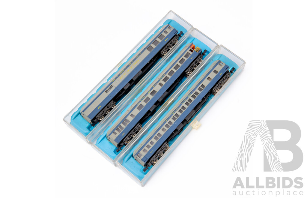 Three Rivarossi Baltimore and Ohio Model Rail Cars