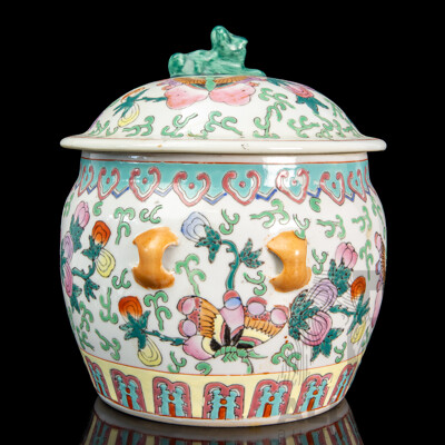 Large Chinese Famille Verte Storage Jar with Pixiu-Form Finial
