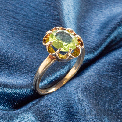 18ct Yellow Gold Ring with Oval Peridot Stone. Size N - 3.25gms
