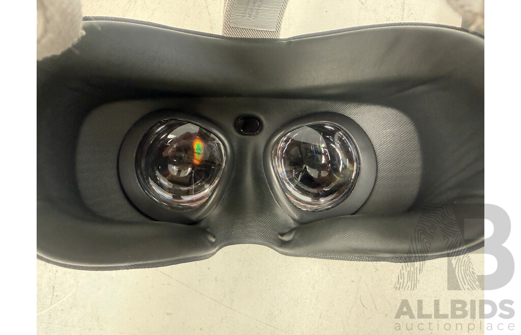 Oculus Go - Standalone VR - 64GB + 2x Boxes of Disposable Hygiene Eye Masks