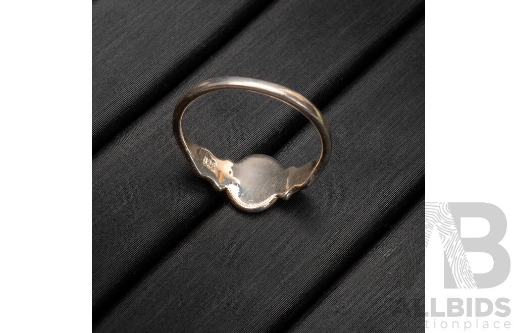 BRAND NEW - Sterling Silver Oval Signet Ring, Size H, 1.15 Grams